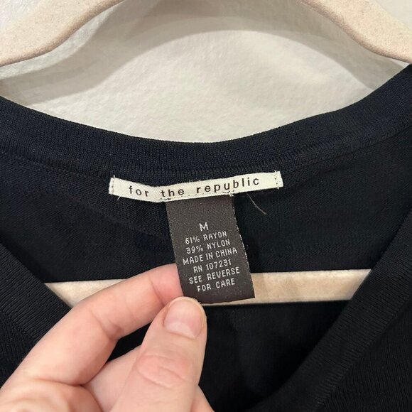 NWOT For The Republic Women’s V-Neck Gathered Front Black Fitted T-Shirt Size M - Picture 3 of 4
